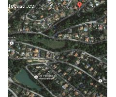 Parcela edificable de 853m2 en la Urbanización Montbarbat con todos los servicios.