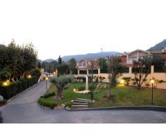 ¡Espectacular Masía de Lujo con Amplia Parcela y Jardines Espectaculares!