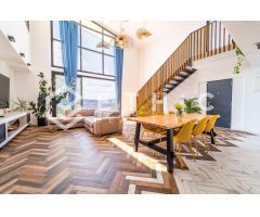 EXCLUSIVA CASA DE DISEÑO CON PISCINA INTERIOR, TECHOS DE 7 METROS ALTURA Y VISTAS PANORÁMICAS