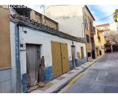 ¡Descubre el encanto de esta casa antigua de pueblo en el corazón de Maracena!