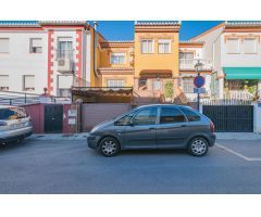ENCANTADORA CASA DE 3 PLANTAS CON PATIO Y TERRAZA, ¡LISTA PARA ENTRAR A VIVIR!