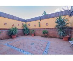 ENCANTADORA CASA DE 3 PLANTAS CON PATIO Y TERRAZA, ¡LISTA PARA ENTRAR A VIVIR!
