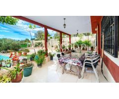 Chalet independiente con piscina y jardín en Montserrat