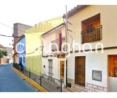 Solar con acceso a dos calles al lado del mercado central