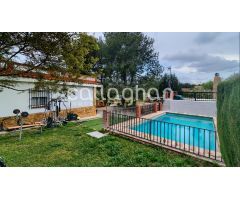 Chalet independiente con piscina en una parcela de 1.041m2