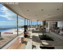Espectacular casa moderna,  con famtásticas vistas frontales  a mar. Playa de Aro.