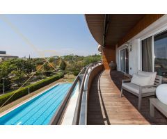 Impecable piso alto con terraza con vistas.