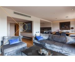 Impecable piso alto con terraza con vistas.