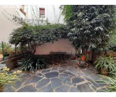 Fantástica casa adosada con jardin y garaje.