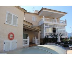 CHALET INDIVIDUAL CON JARDÍN Y PISCINA