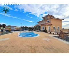 ESPECTACULAR CHALET EN TOTANA