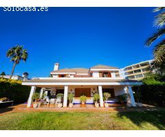 Se vende espectacular chalet en Aguadulce Sur