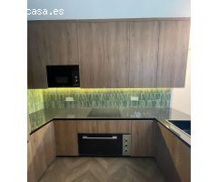 Se alquila lujoso piso de 2 dormitorios en el centro de Almería.