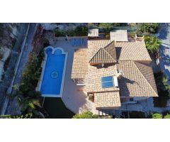 PRECIOSA VILLA INDEPENDIENTE EN  PUEBLO ACANTILADO EL CAMPELLO