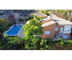 PRECIOSA VILLA INDEPENDIENTE EN  PUEBLO ACANTILADO EL CAMPELLO