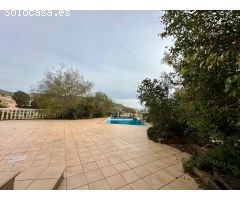 EXCLUSIVO CHALET DE LUJO FRENTE AL MAR: ELEGANCIA Y VISTAS INIGUALABLES
