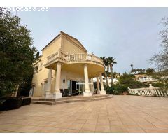 EXCLUSIVO CHALET DE LUJO FRENTE AL MAR: ELEGANCIA Y VISTAS INIGUALABLES