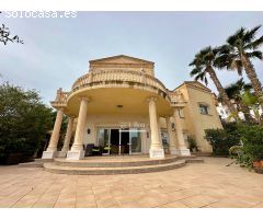 EXCLUSIVO CHALET DE LUJO FRENTE AL MAR: ELEGANCIA Y VISTAS INIGUALABLES