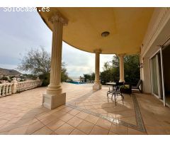 EXCLUSIVO CHALET DE LUJO FRENTE AL MAR: ELEGANCIA Y VISTAS INIGUALABLES