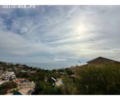 EXCLUSIVO CHALET DE LUJO FRENTE AL MAR: ELEGANCIA Y VISTAS INIGUALABLES