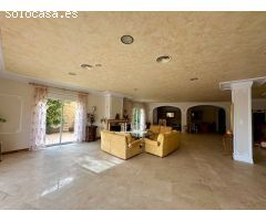 EXCLUSIVO CHALET DE LUJO FRENTE AL MAR: ELEGANCIA Y VISTAS INIGUALABLES