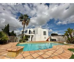 CLÁSICA Y MODERNA: LA CASA QUE SIEMPRE HABÍA SOÑADO EN LA MEJOR URBANIZACIÓN DE ELCHE