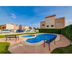 CHALET SEMI INDEPENDIENTE CON JARDIN, PISCINA , SOLARIUM, PARKING, AGUAS NUEVAS TORRREVIEJA