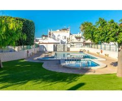 ADOSADO CON PISCINA COMUNITARIA Y SOLÁRIUM CON VISTAS DESPEJADAS