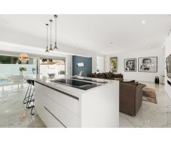 Punta Prima. Espectacular Villa Independiente cerca de mar con piscina privada, 4 dormitorios