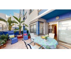 Bonito y cuidado apartamento en edificio residencial de primera línea de playa