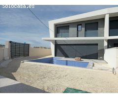 Villa con piscina en Gran Alacant, a tan solo 15 minutos de la ciudad de Alicante