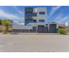 Ponemos a la Venta esta Espectacular casa en la Urbanización los Cortijos ( Atarfe )