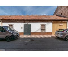 Ponemos a la venta este terreno urbano, en Churriana de la Vega, con 800 metros cuadrados de parcela