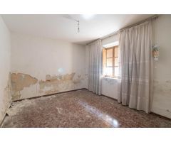 Ponemos a la venta este terreno urbano, en Churriana de la Vega, con 800 metros cuadrados de parcela