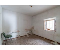 Ponemos a la venta este terreno urbano, en Churriana de la Vega, con 800 metros cuadrados de parcela