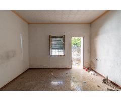 Ponemos a la venta este terreno urbano, en Churriana de la Vega, con 800 metros cuadrados de parcela