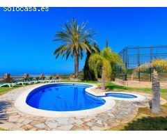 Oasis Tropical: Villa Exclusiva con Vistas al Mar.