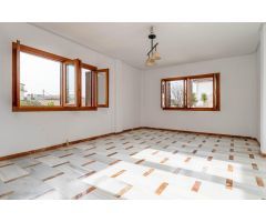 Magnífico chalet de 1000 m2 con  295 m2 construidos, piscina, jardines y patios