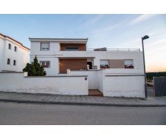¡Bienvenido al hogar de tus sueños en los altos de La Zubia!