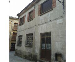 CASA JUNTO A LA PLAZA MAYOR DE CERVERA DEL PISUERGA. SIN COMISON PARA EL COMPRADOR.