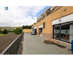 Local de 181m2 (realmente son dos locales de 97m2 y 84m2) junto a la avenida principal de Cenes de l