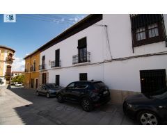 Casa de grandes dimensiones ubicada en la calle Duende, cerca de la Plaza del Conde Luque.