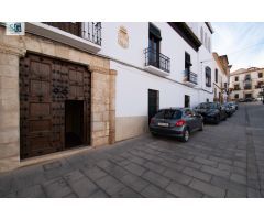 Casa de grandes dimensiones ubicada en la calle Duende, cerca de la Plaza del Conde Luque.