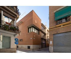 Casa exclusiva junto a Acera del Darro. Pleno centro de Granada. Seminueva y con ascensor propio