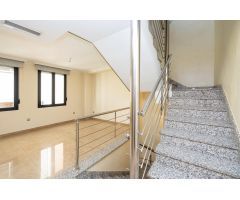 Casa exclusiva junto a Acera del Darro. Pleno centro de Granada. Seminueva y con ascensor propio