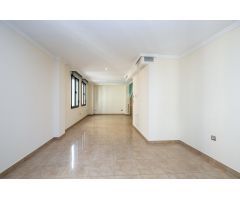 Casa exclusiva junto a Acera del Darro. Pleno centro de Granada. Seminueva y con ascensor propio