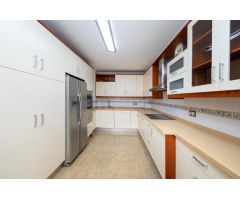 Casa exclusiva junto a Acera del Darro. Pleno centro de Granada. Seminueva y con ascensor propio