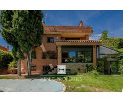 Vivienda unifamiliar con piscina y parcela de 501 m2 en Somosaguas
