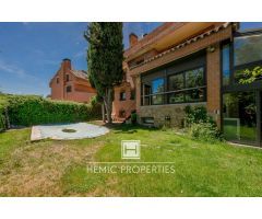 Vivienda unifamiliar con piscina y parcela de 501 m2 en Somosaguas