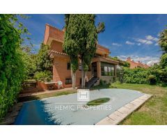 Vivienda unifamiliar con piscina y parcela de 501 m2 en Somosaguas